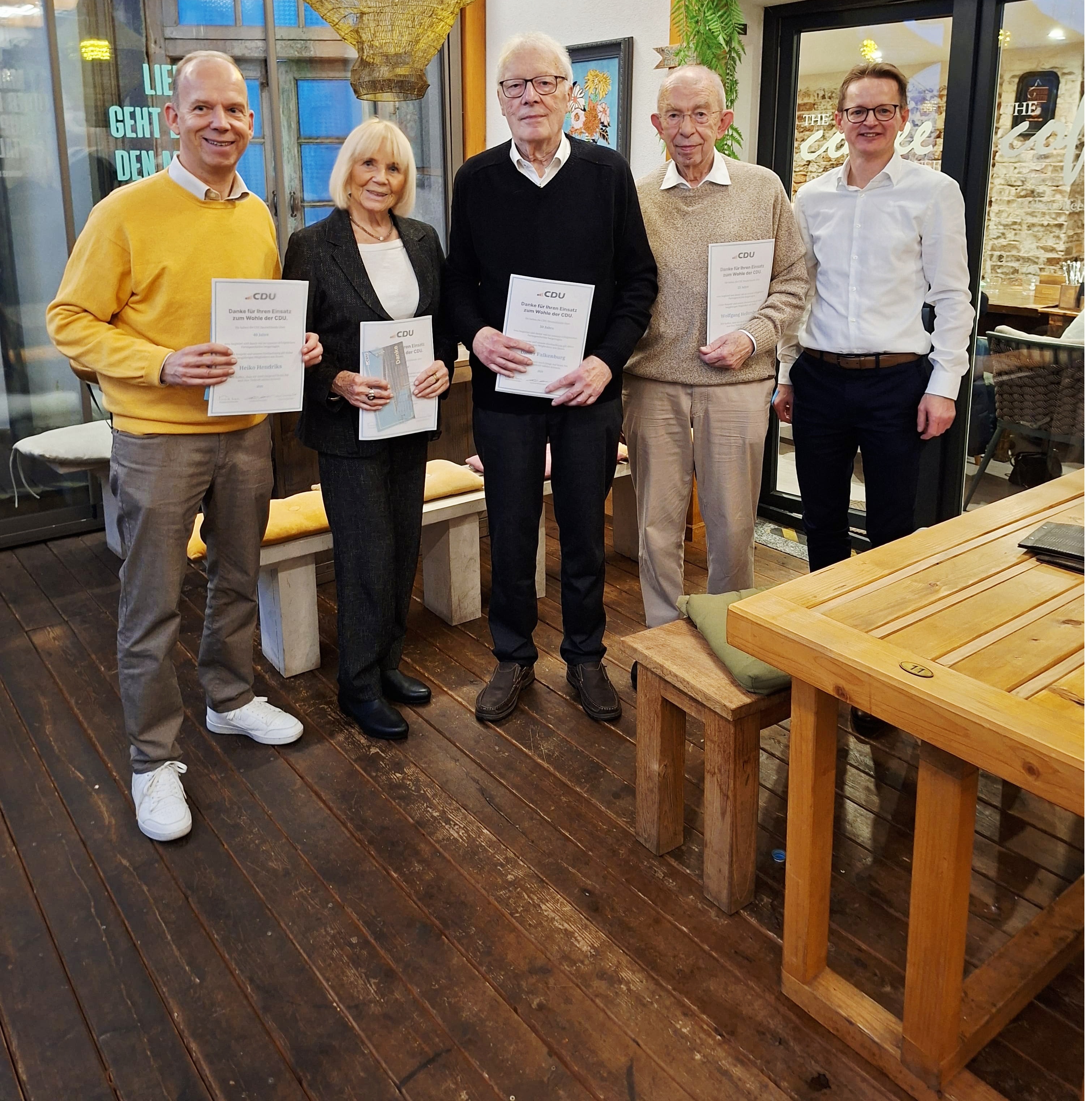 Die vier Jubilare  Heiko Hendriks, Ursula Falkenburg, Dieter Falkenburg, Wolfgang Hellersberg - mit ihren Urkunden und dem stellvertretenden Vorsitzenden der Broicher CDU David Bens. 