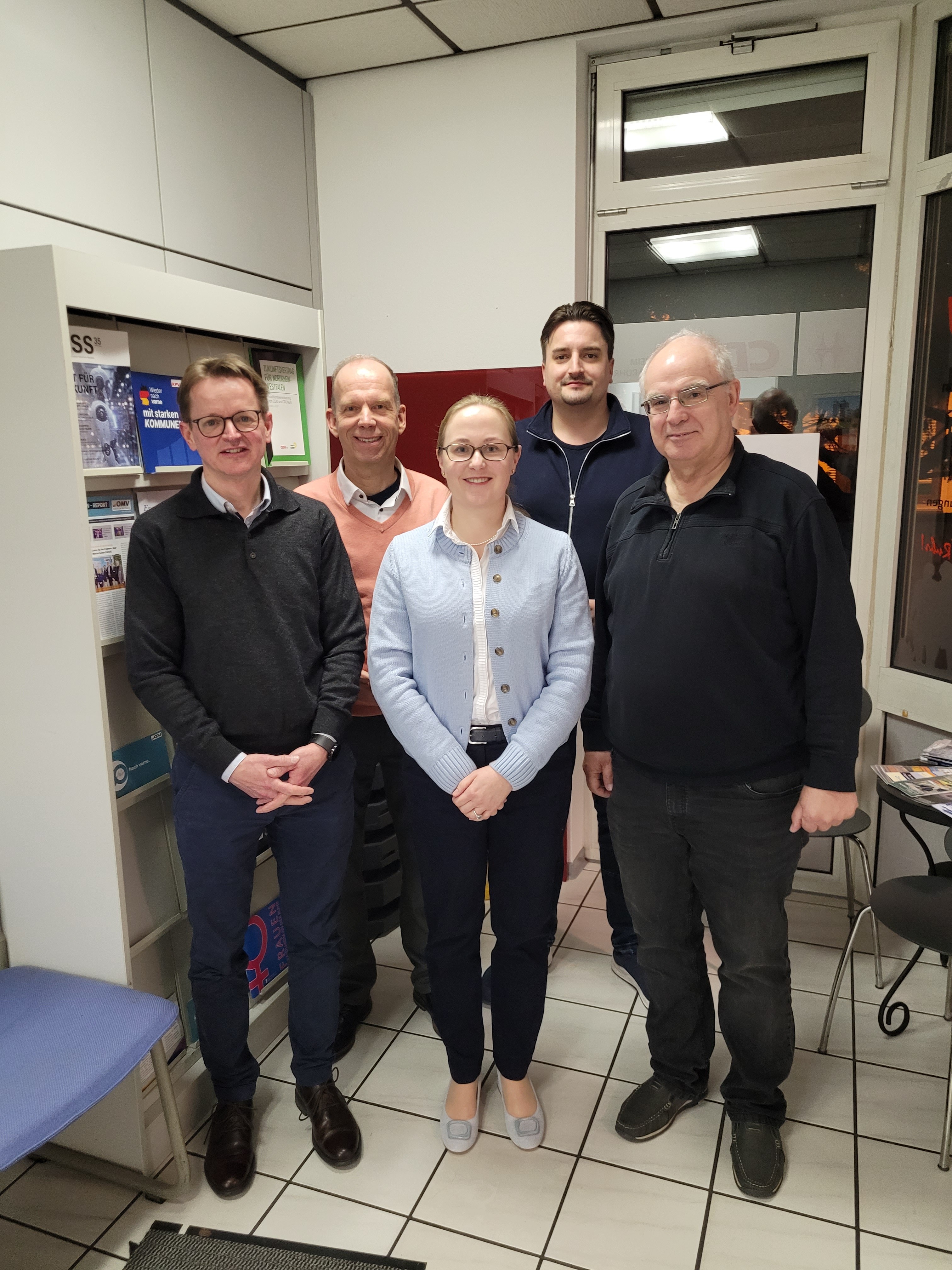 Die Ortsverbandsspitze mit David Bens und Heiko Hendriks (links im Bild) zusammen mit den neu gew�hlten Mitgliedern des Vorstandes: Anna Bens, Jan Vossebein und Andreas Gils 
Foto: CDU