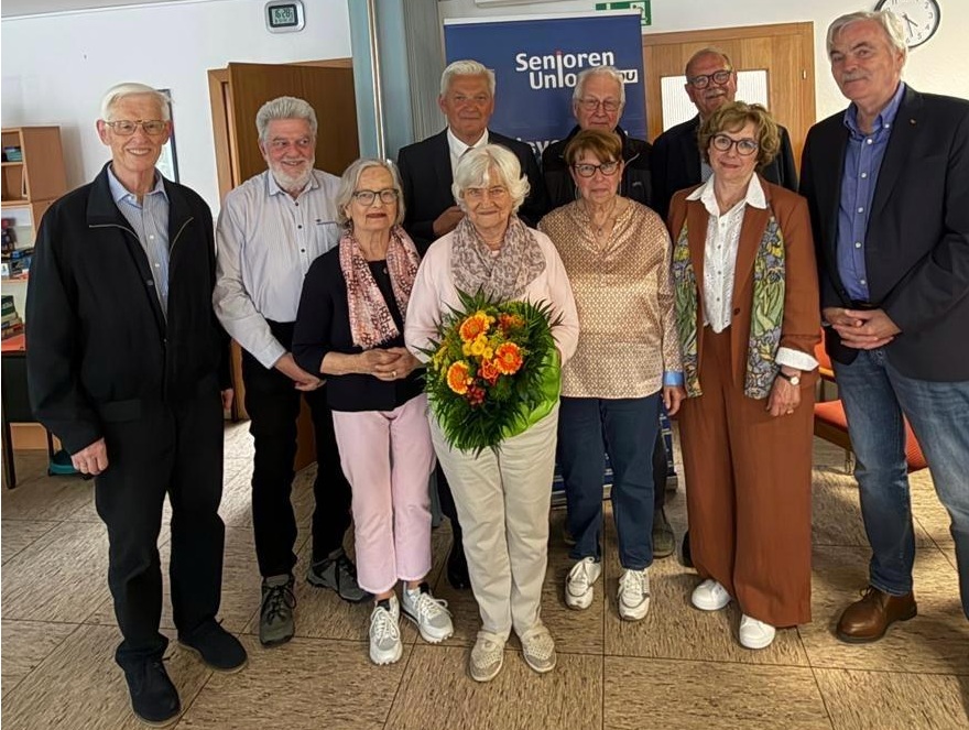 Foto: Senioren Union MH
v.l.n.r.: Dieter Kebben, Heinz Borchardt, Ingrid Sons, Hubert H�ppe (Bundesvorsitzender), Roswitha Kammann, Sieglinde M�ller, Dr. Dietrich Rohde, Alfons Sch�ngel, Ursula Schr�der und J�rgen Lohmann (Bezirksvorsitzender der Seniore